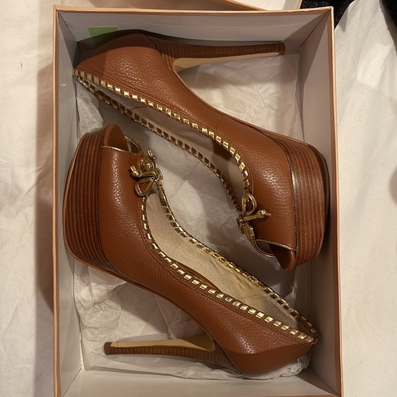 Michael Kors Bennett Peep Toe Platform Pump - Picture 9 of 9